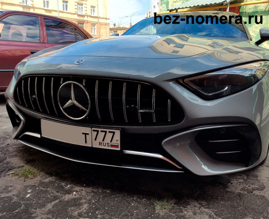 Спортивный автомобиль со снятым номером спереди