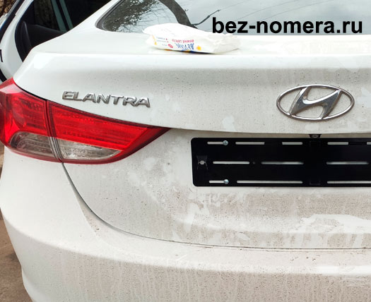 вид автомобиля со снятыми магнитными номерами